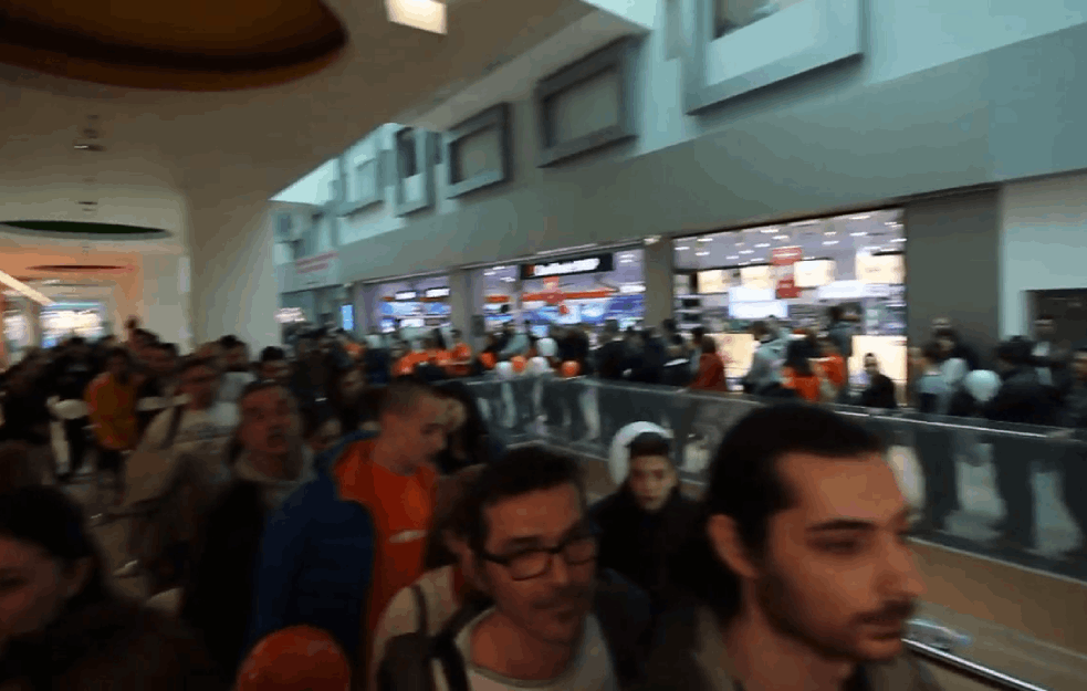 DEVOJKA NAPADNUTA U UŠĆU OD STARICE ZBOG VAKCINE: 'Baba me UDARILA TAŠNOM a ja sam samo htela da KUPIM PANTALONE'!